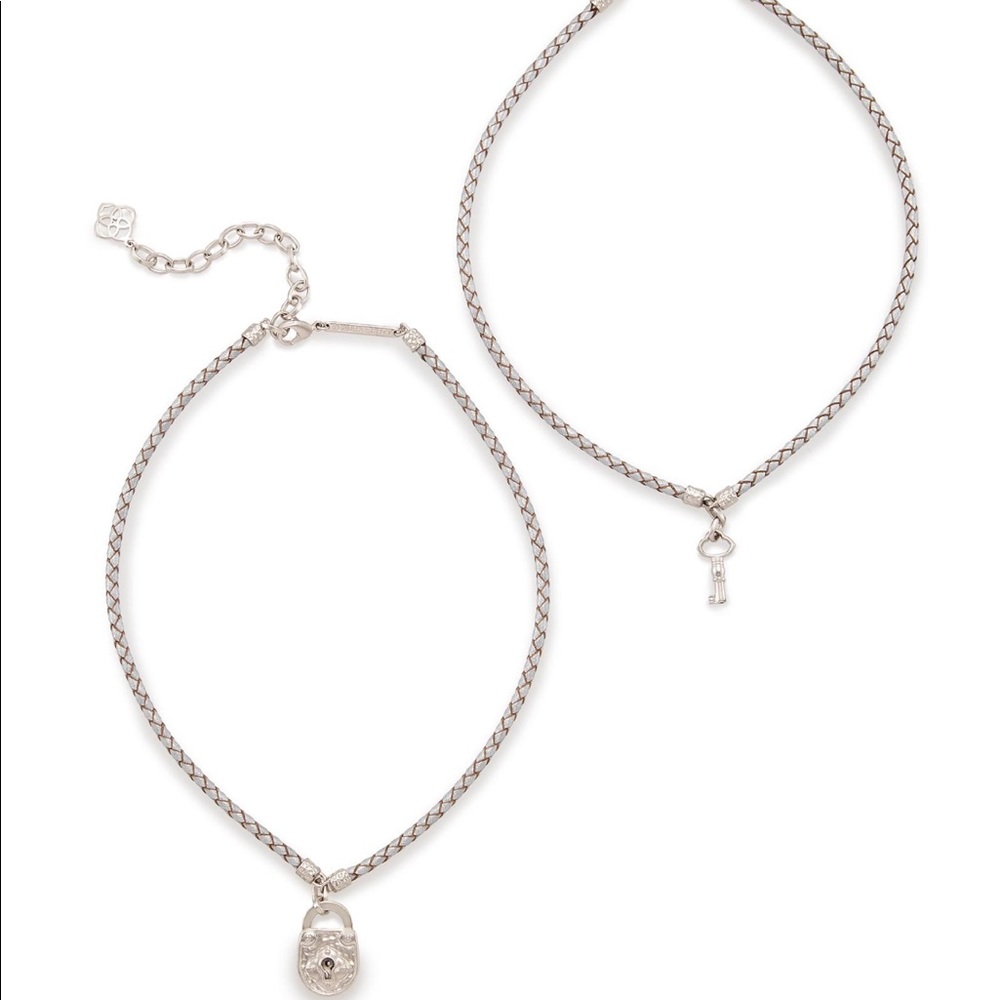 Sunny Choker Necklace Set In Metallic Silver Cord